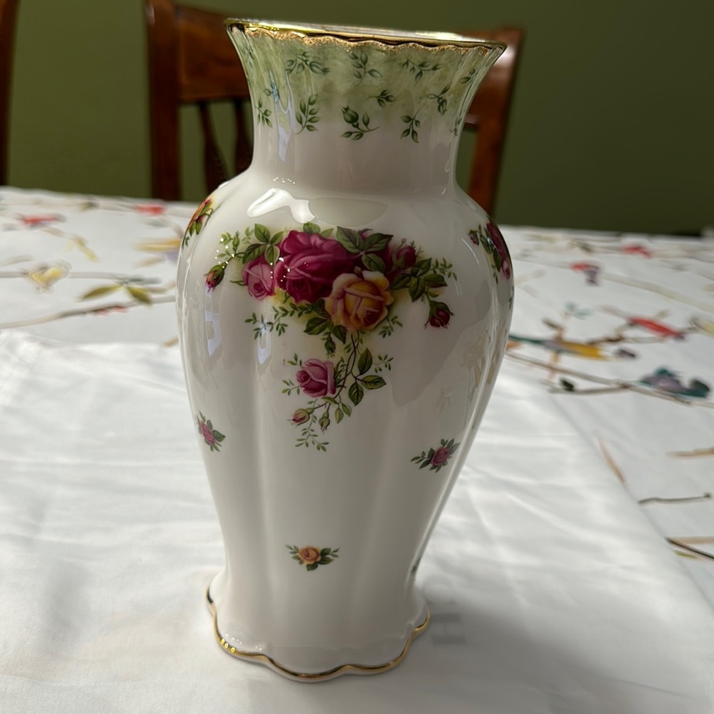 RARE 9” Large Royal Albert Old Country Roses Green Border Vase 1962 England